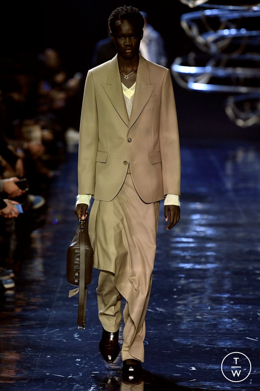 Fashion Week Milan Fall/Winter 2023 look 33 from the Fendi collection 男装