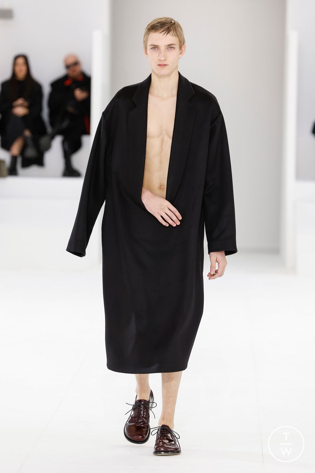 Fashion Week Paris Fall/Winter 2023 look 1 de la collection Loewe menswear
