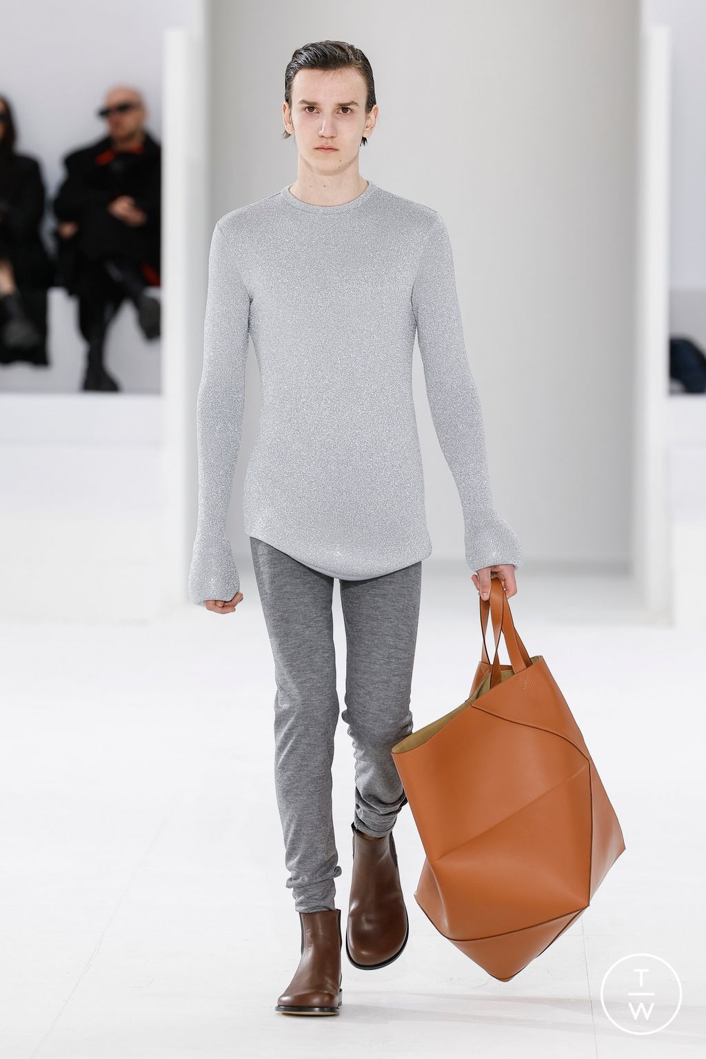 Fashion Week Paris Fall/Winter 2023 look 35 from the Loewe collection menswear