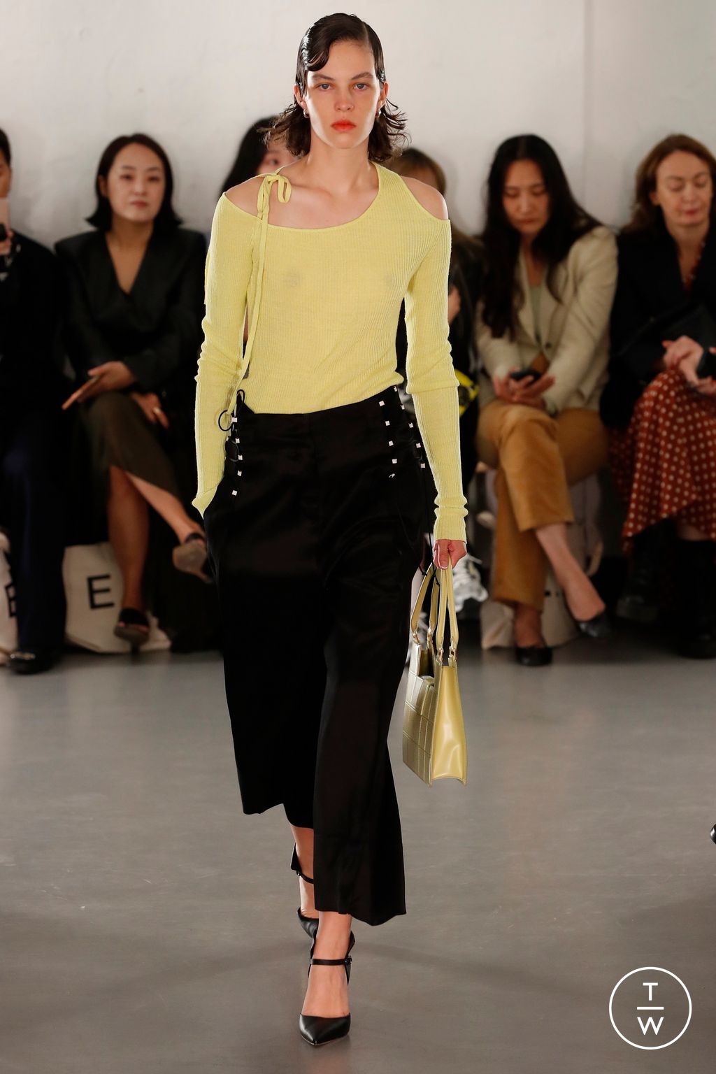 Fashion Week London Spring/Summer 2023 look 34 from the Eudon Choi collection 女装