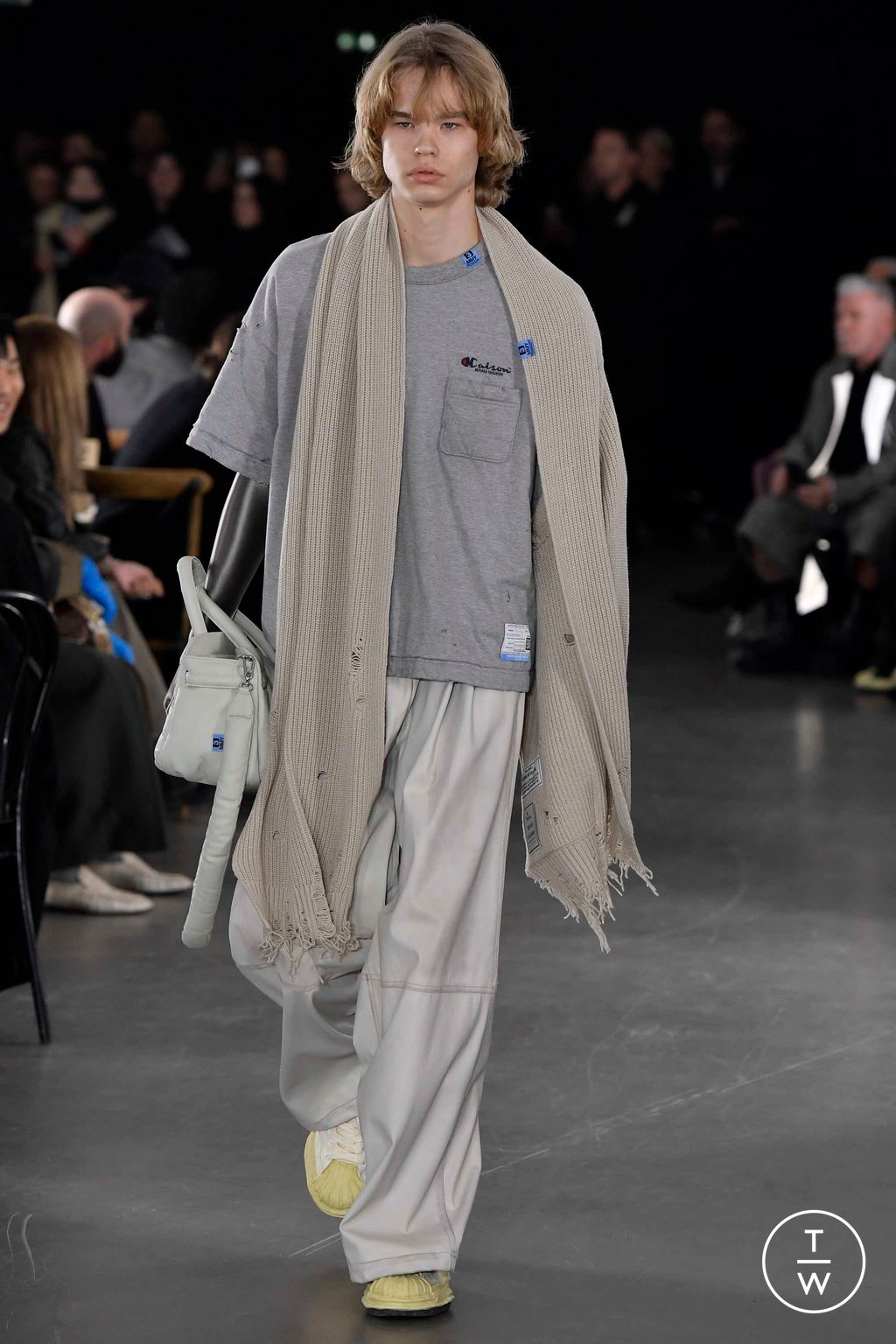 Fashion Week Paris Fall/Winter 2023 look 6 de la collection Maison Mihara Yasuhiro menswear