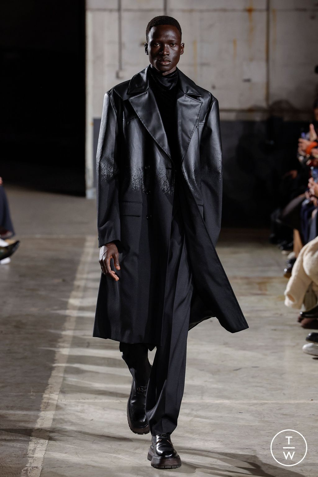 Fashion Week Paris Fall/Winter 2023 look 1 from the TAAKK collection 男装