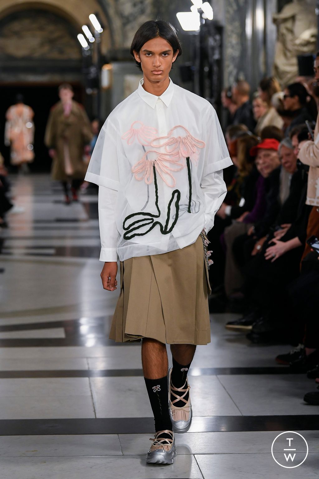 Fashion Week London Spring/Summer 2023 look 30 from the Simone Rocha collection womenswear