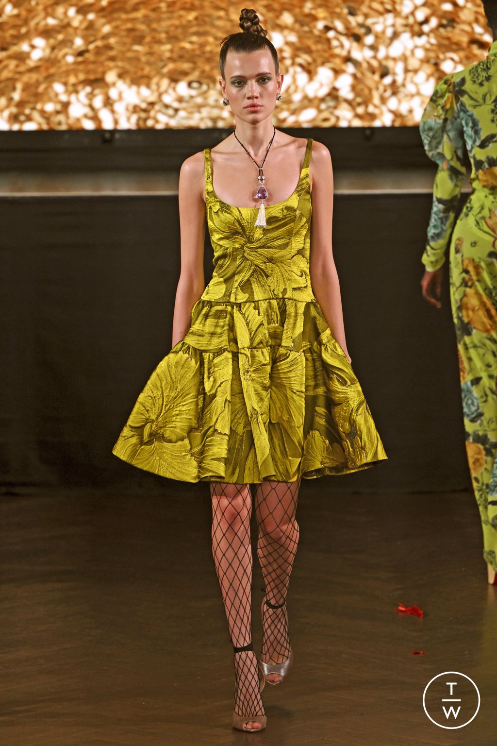 Fashion Week New York Spring/Summer 2023 look 37 from the Naeem Khan collection 女装