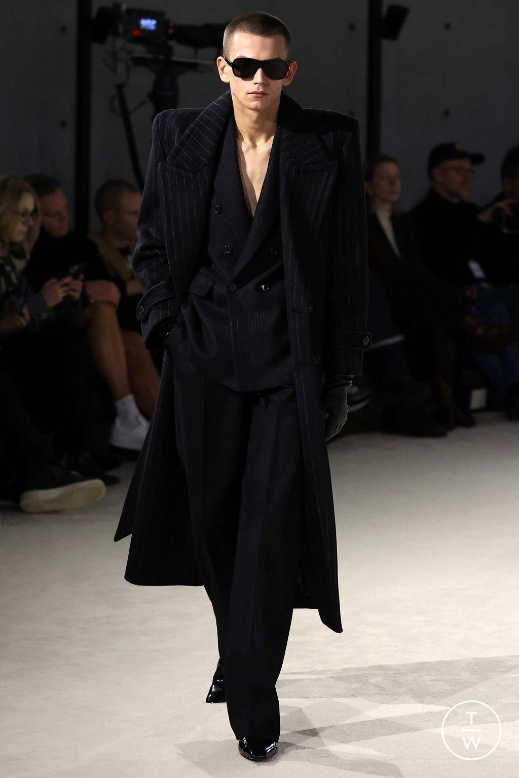 Fashion Week Paris Fall/Winter 2023 look 22 from the Saint Laurent collection menswear