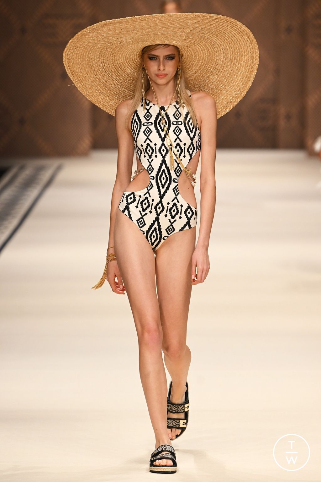 Fashion Week Milan Spring/Summer 2023 look 16 from the Elisabetta Franchi collection womenswear