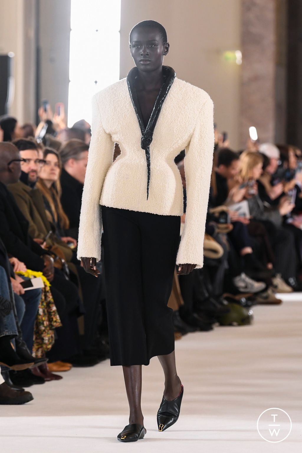 Fashion Week Paris Spring/Summer 2023 look 8 de la collection Schiaparelli couture