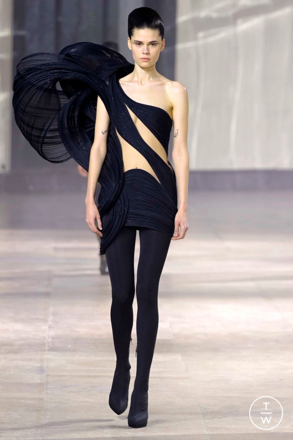 Fashion Week Paris Spring/Summer 2023 look 23 de la collection Gaurav Gupta couture