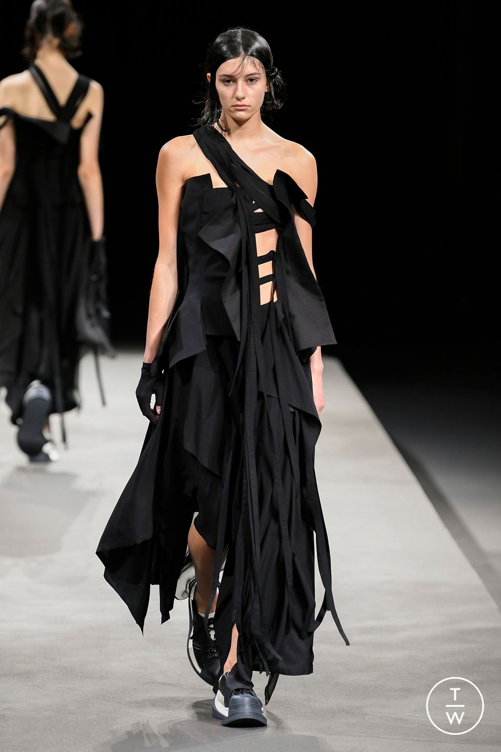 Fashion Week Paris Spring/Summer 2023 look 27 from the Yohji Yamamoto collection womenswear