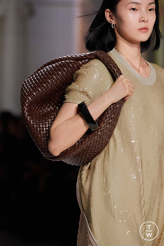 Fashion Week Milan Fall/Winter 2020 look 22 from the Bottega Veneta collection 女装配饰