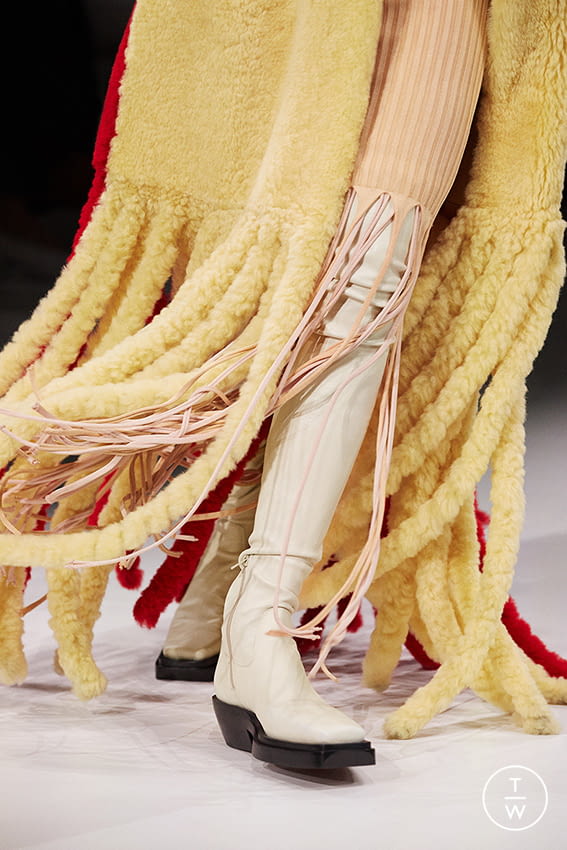 Fashion Week Milan Fall/Winter 2020 look 28 from the Bottega Veneta collection 女装配饰