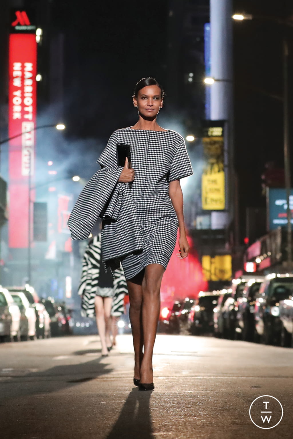 Fashion Week New York Fall/Winter 2021 look 2 de la collection Michael Kors Collection womenswear