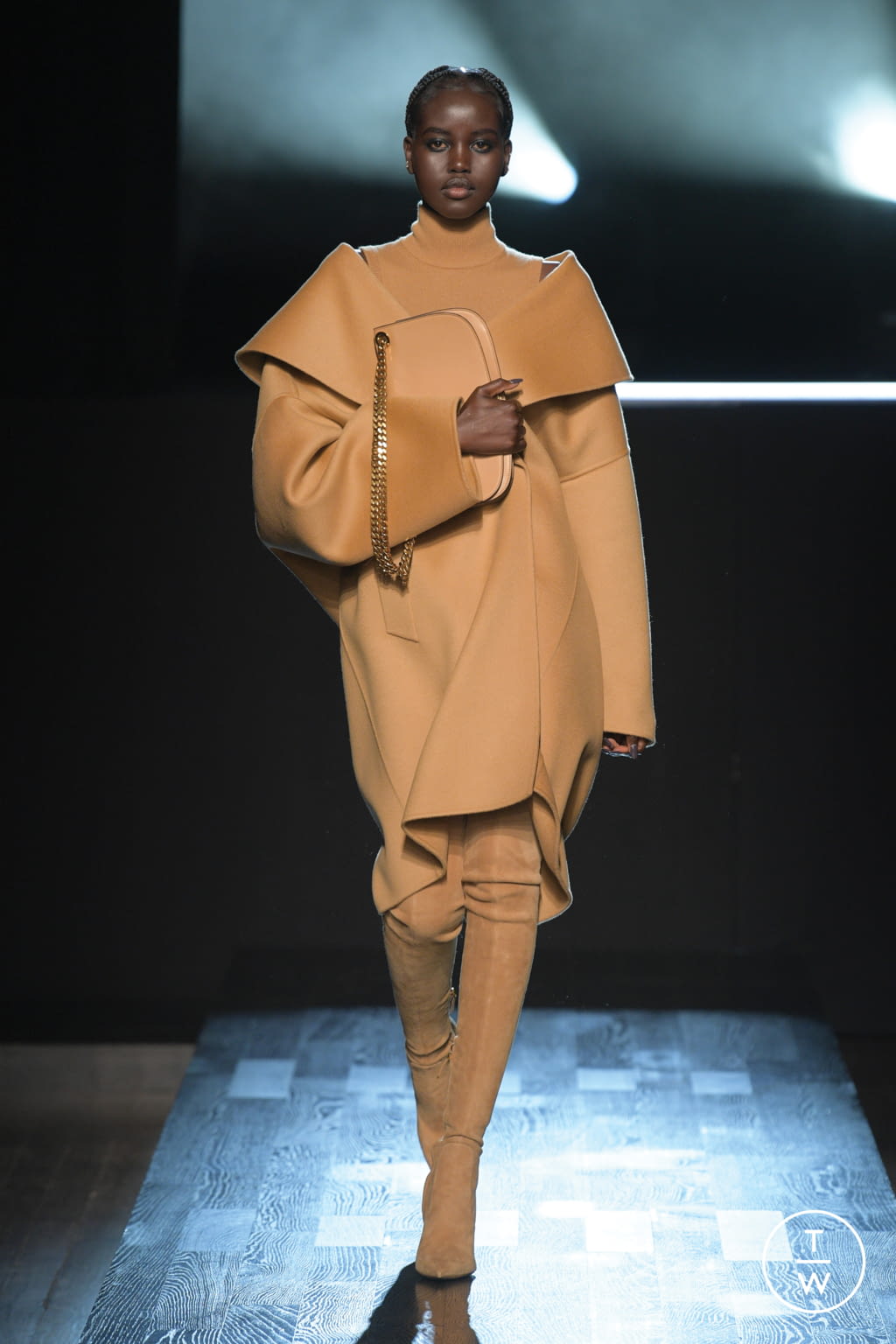 Fashion Week New York Fall/Winter 2022 look 1 de la collection Michael Kors Collection womenswear