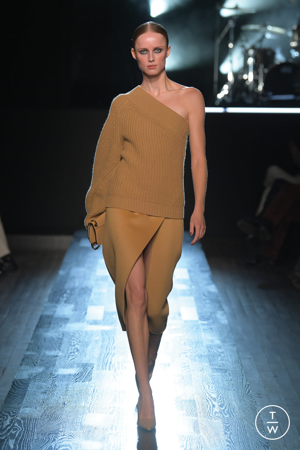 Fashion Week New York Fall/Winter 2022 look 2 de la collection Michael Kors Collection womenswear