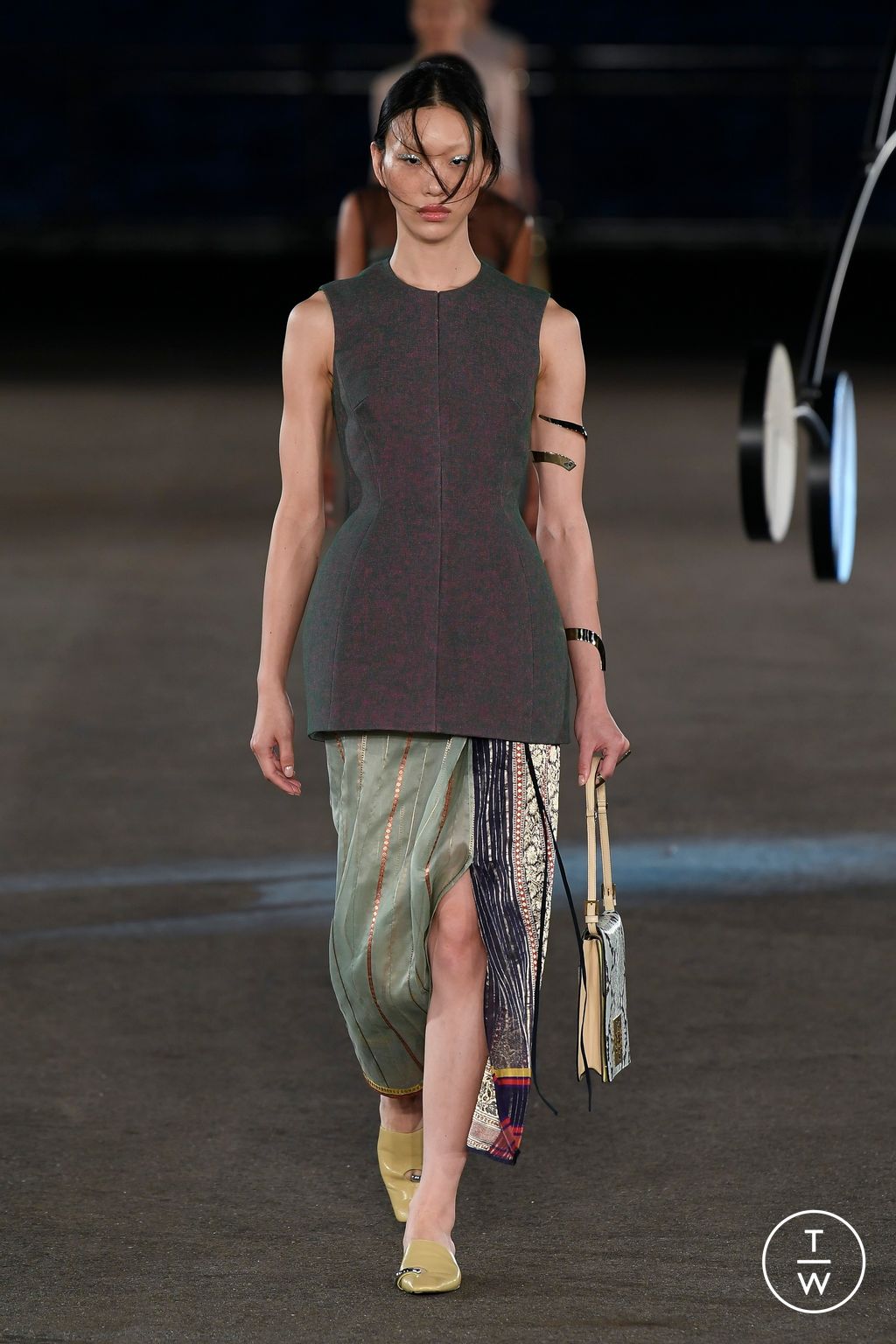 Fashion Week New York Spring/Summer 2023 look 26 from the Tory Burch collection 女装