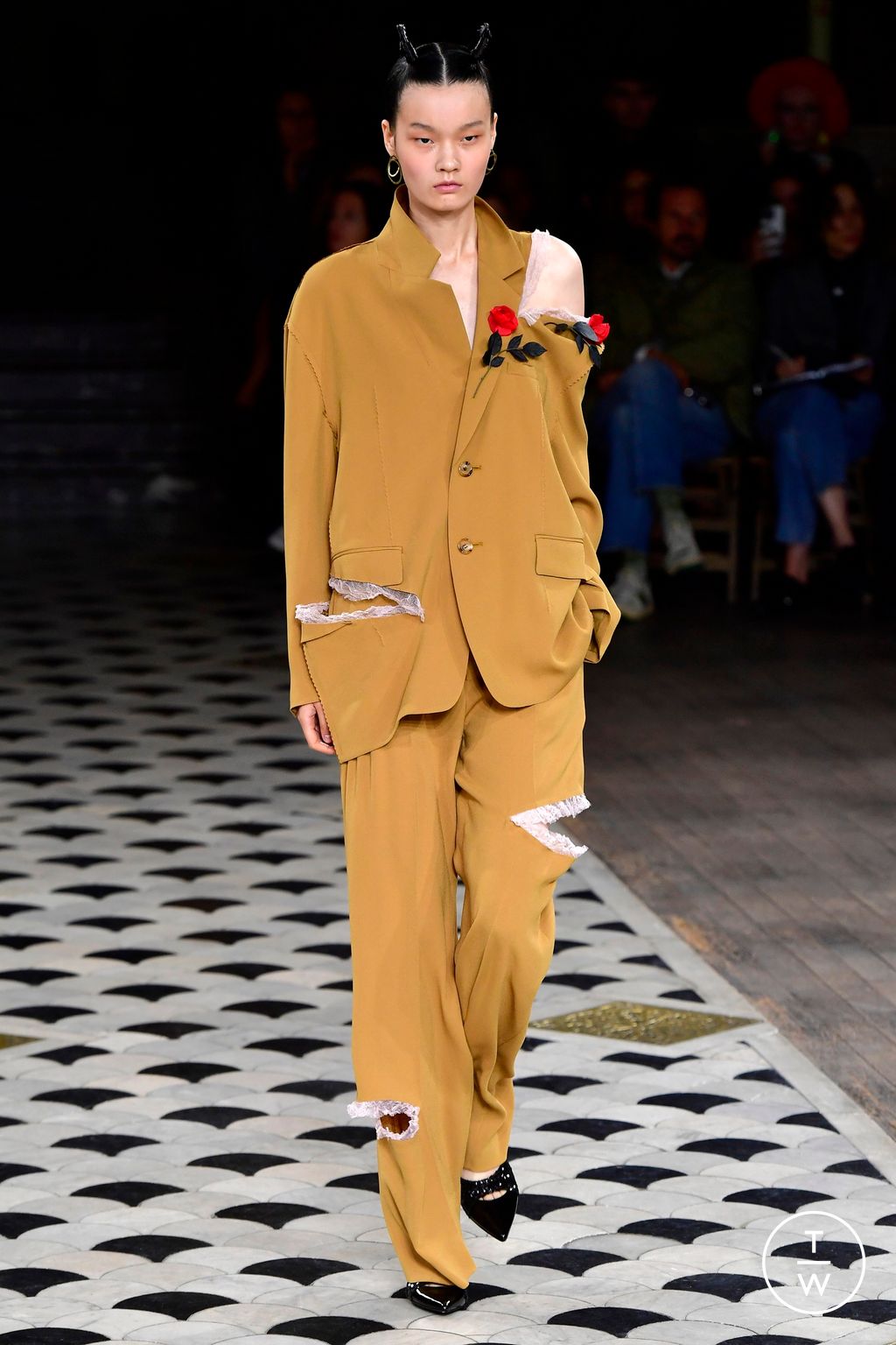 Fashion Week Paris Spring/Summer 2023 look 4 from the Undercover collection womenswear