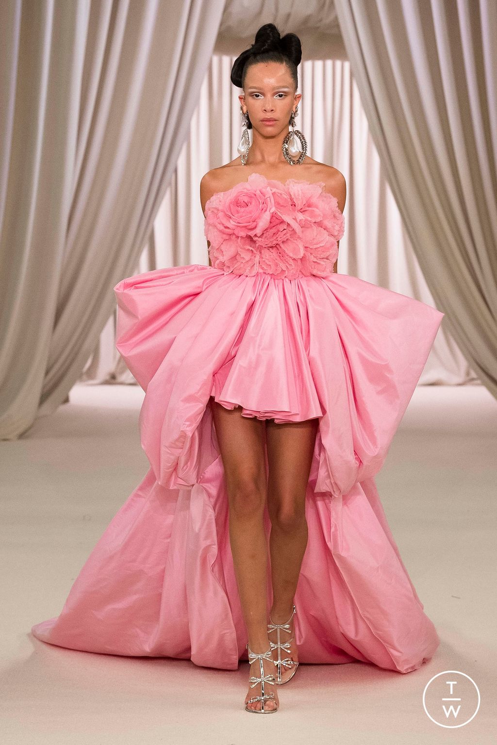 Fashion Week Paris Spring/Summer 2023 look 38 from the Giambattista Valli collection couture