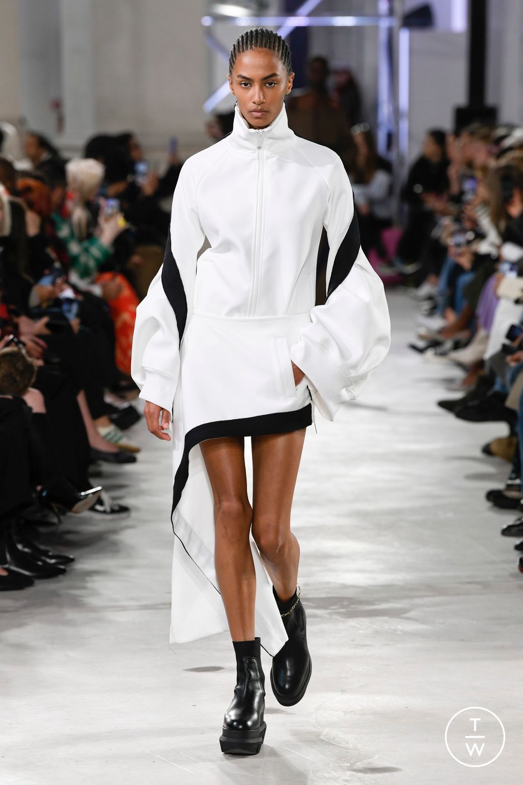 Fashion Week Paris Spring/Summer 2023 look 9 de la collection Sacai womenswear