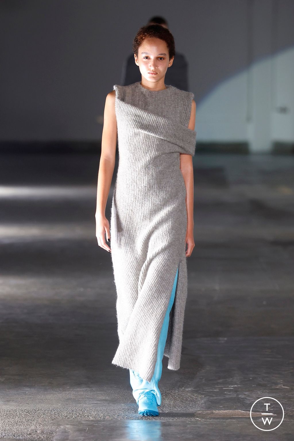 Fashion Week London Fall/Winter 2025 look 25 de la collection Fashion East womenswear