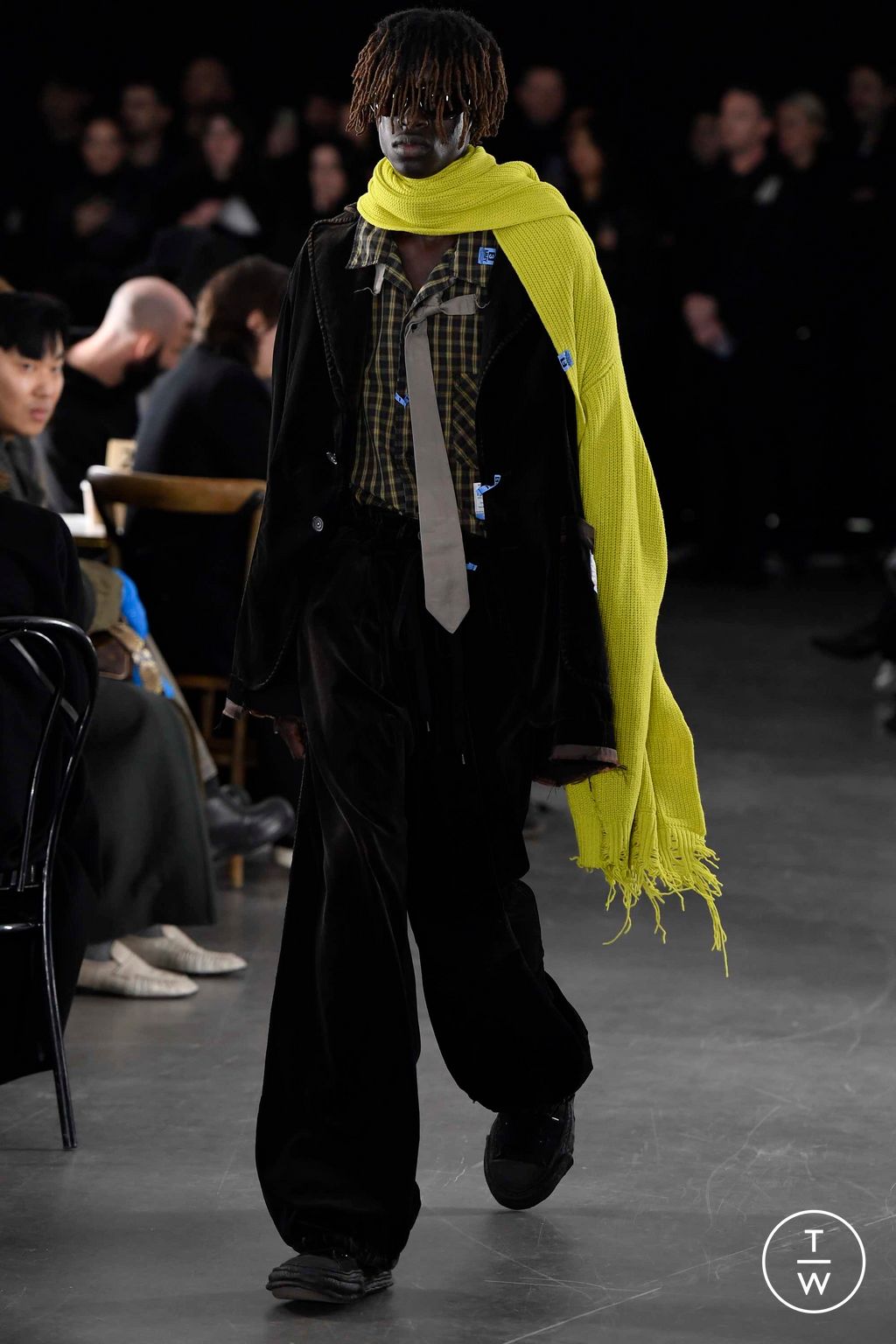 Fashion Week Paris Fall/Winter 2023 look 16 de la collection Maison Mihara Yasuhiro menswear