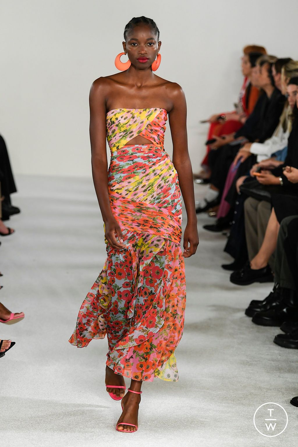 Fashion Week New York Spring/Summer 2023 look 32 from the Carolina Herrera collection womenswear