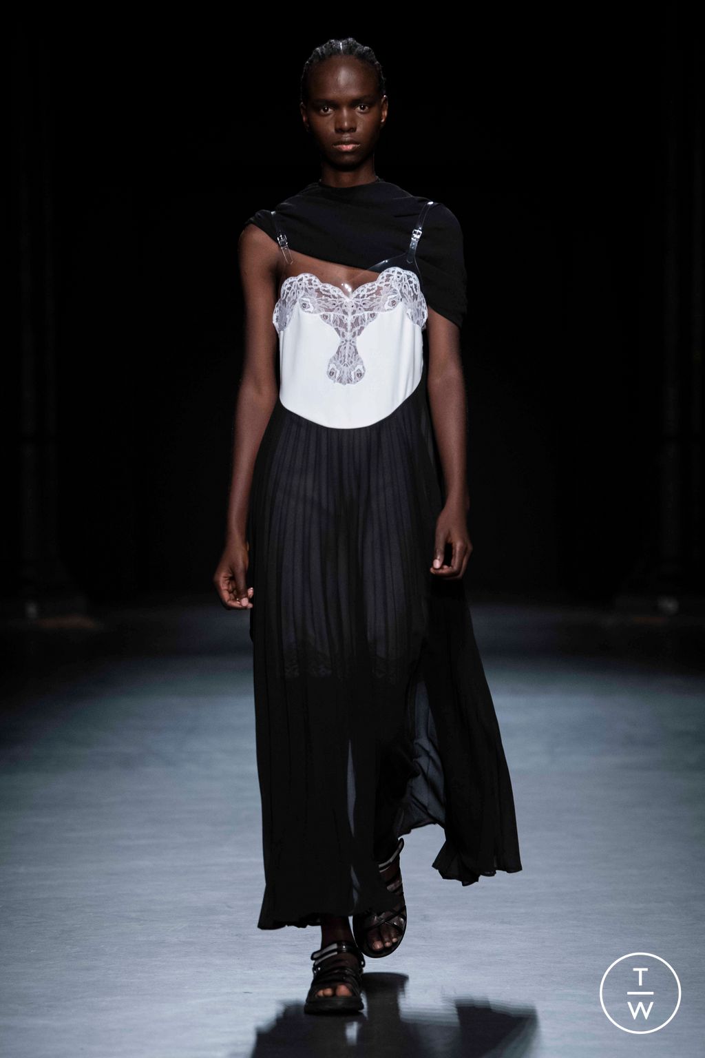 Fashion Week London Spring/Summer 2023 look 15 from the Christopher Kane collection 女装