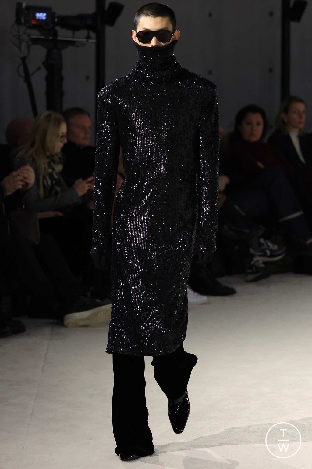 Fashion Week Paris Fall/Winter 2023 look 39 from the Saint Laurent collection menswear