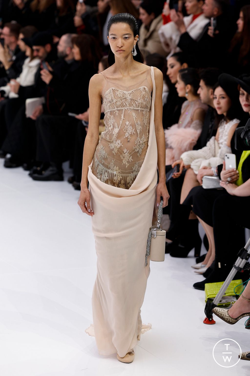 Fashion Week Paris Spring/Summer 2023 look 17 de la collection Fendi couture