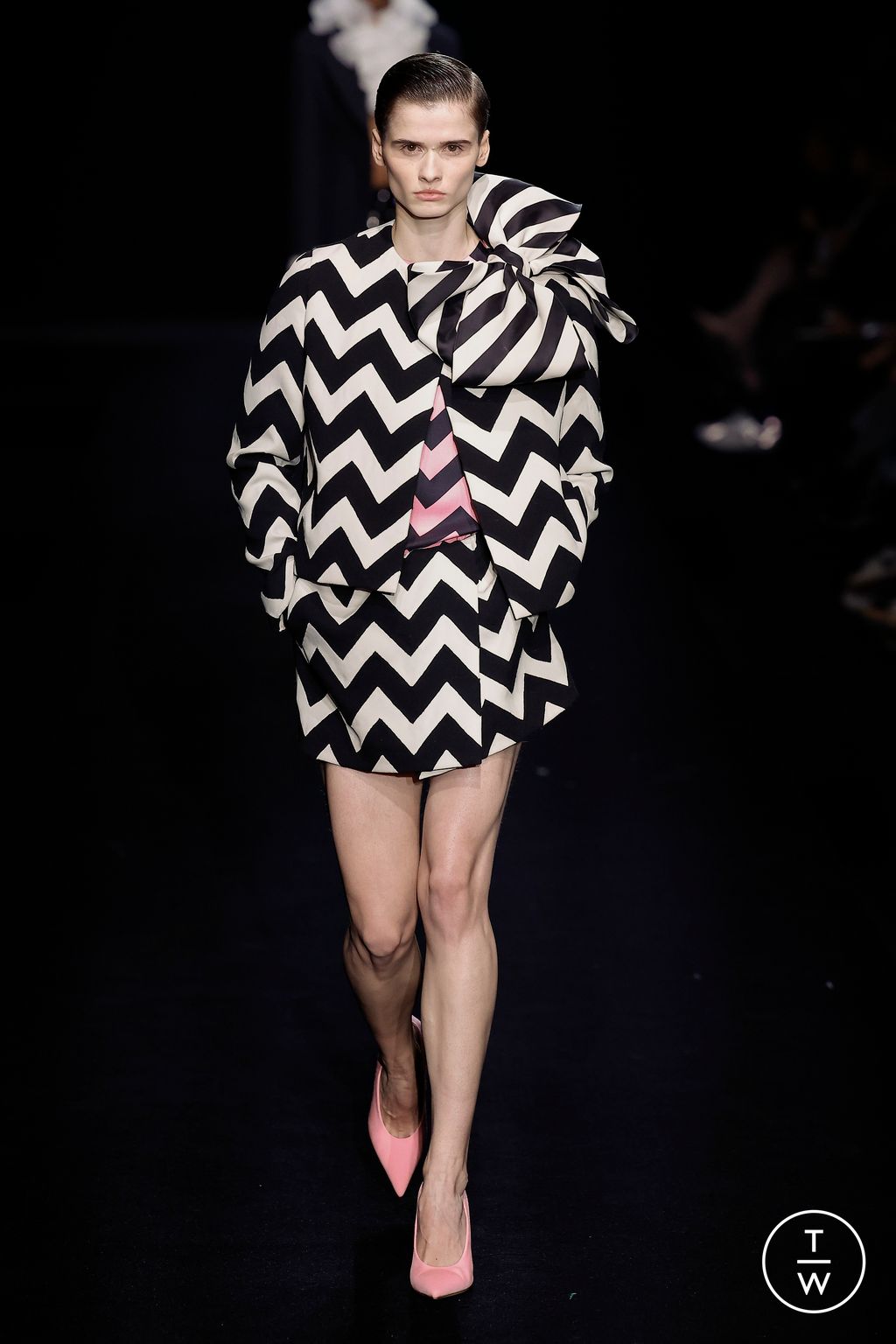 Fashion Week Paris Spring/Summer 2023 look 34 de la collection Valentino couture