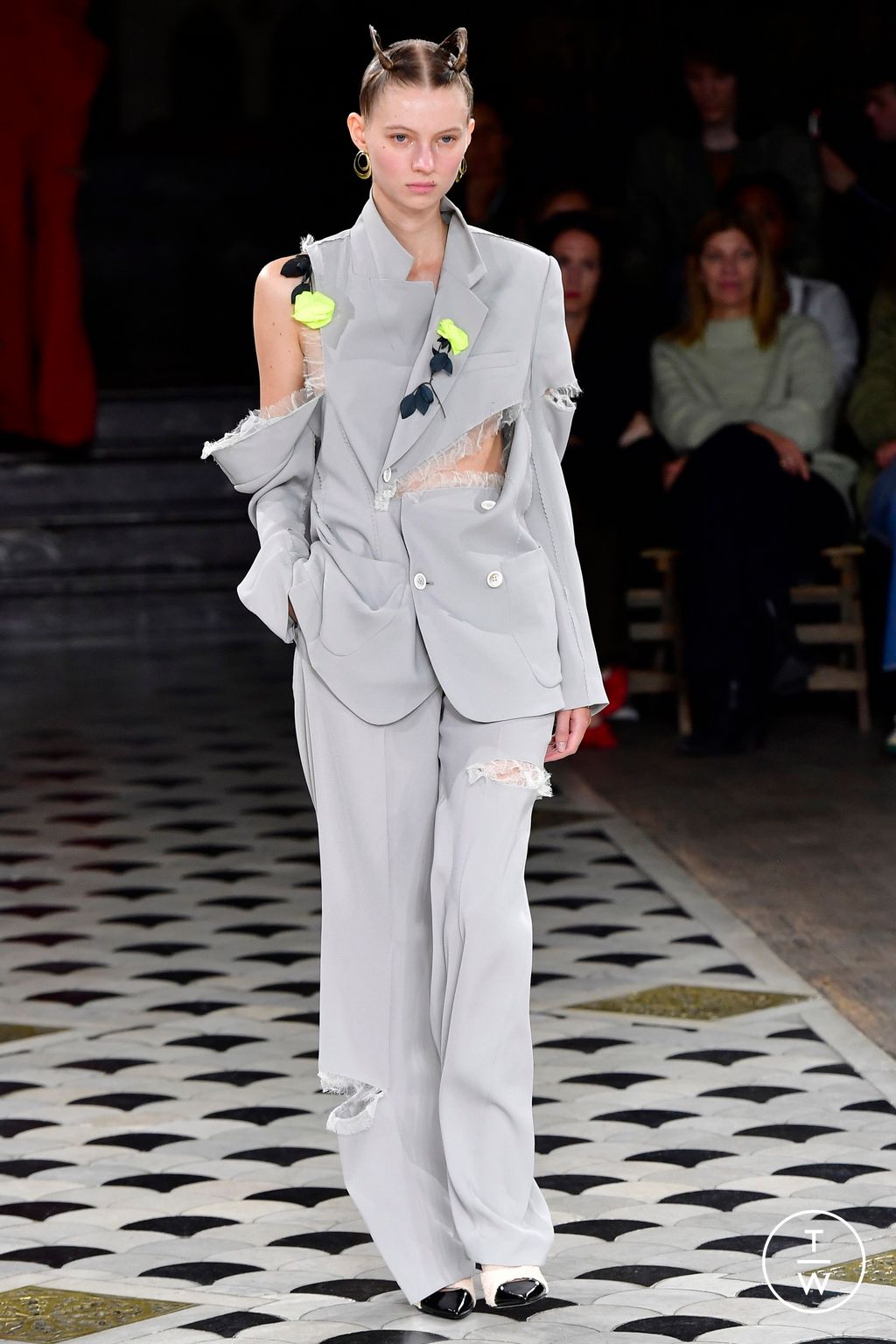 Fashion Week Paris Spring/Summer 2023 look 2 from the Undercover collection womenswear