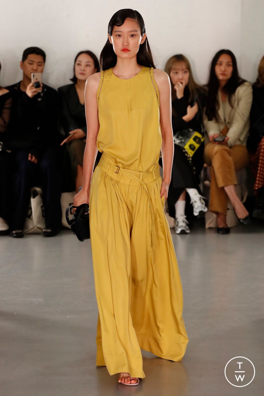 Fashion Week London Spring/Summer 2023 look 33 from the Eudon Choi collection 女装
