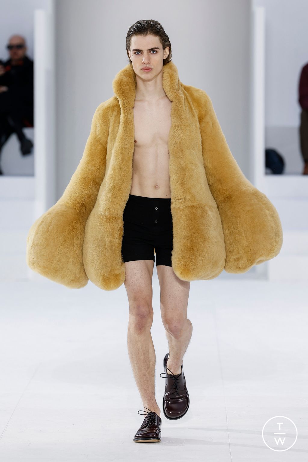 Fashion Week Paris Fall/Winter 2023 look 44 from the Loewe collection menswear