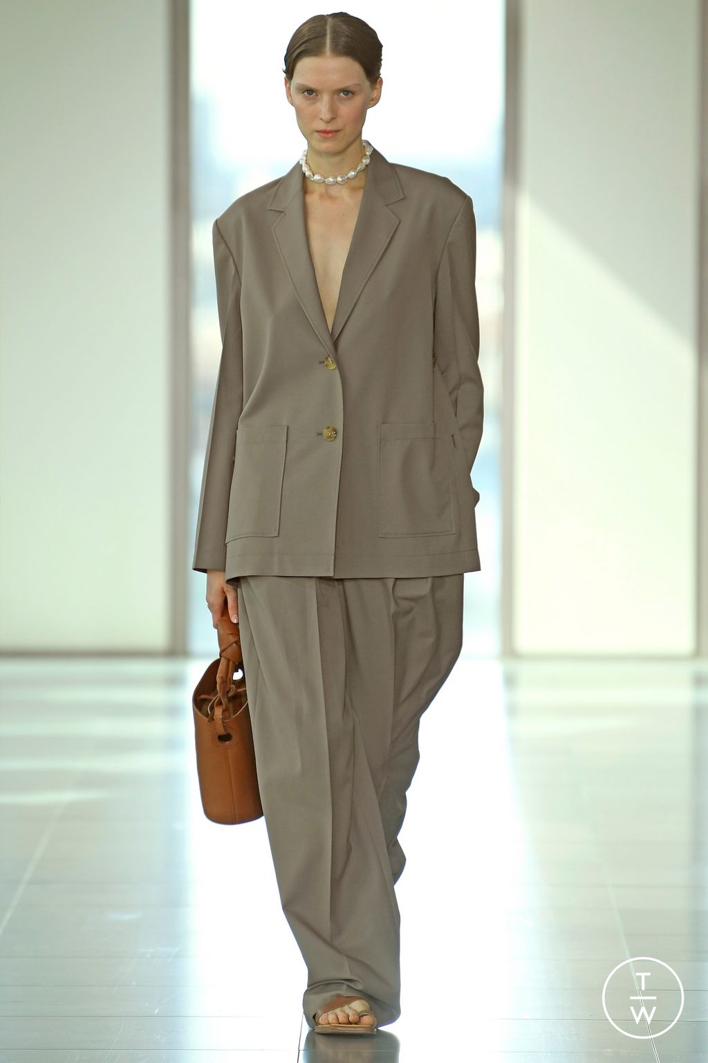 Fashion Week London Spring/Summer 2023 look 21 from the Rejina Pyo collection 女装