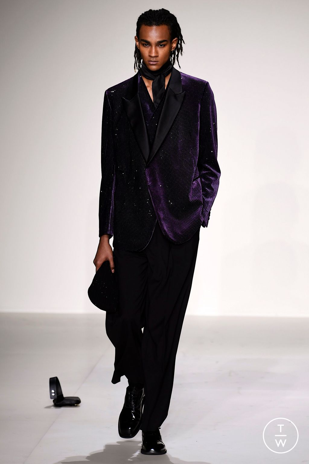 Fashion Week Milan Fall/Winter 2023 look 101 de la collection Emporio Armani menswear