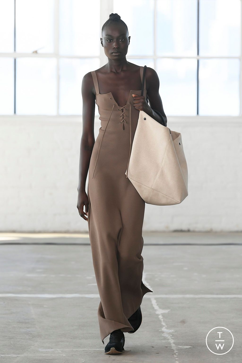 Fashion Week New York Spring/Summer 2023 look 17 from the Altuzarra collection 女装