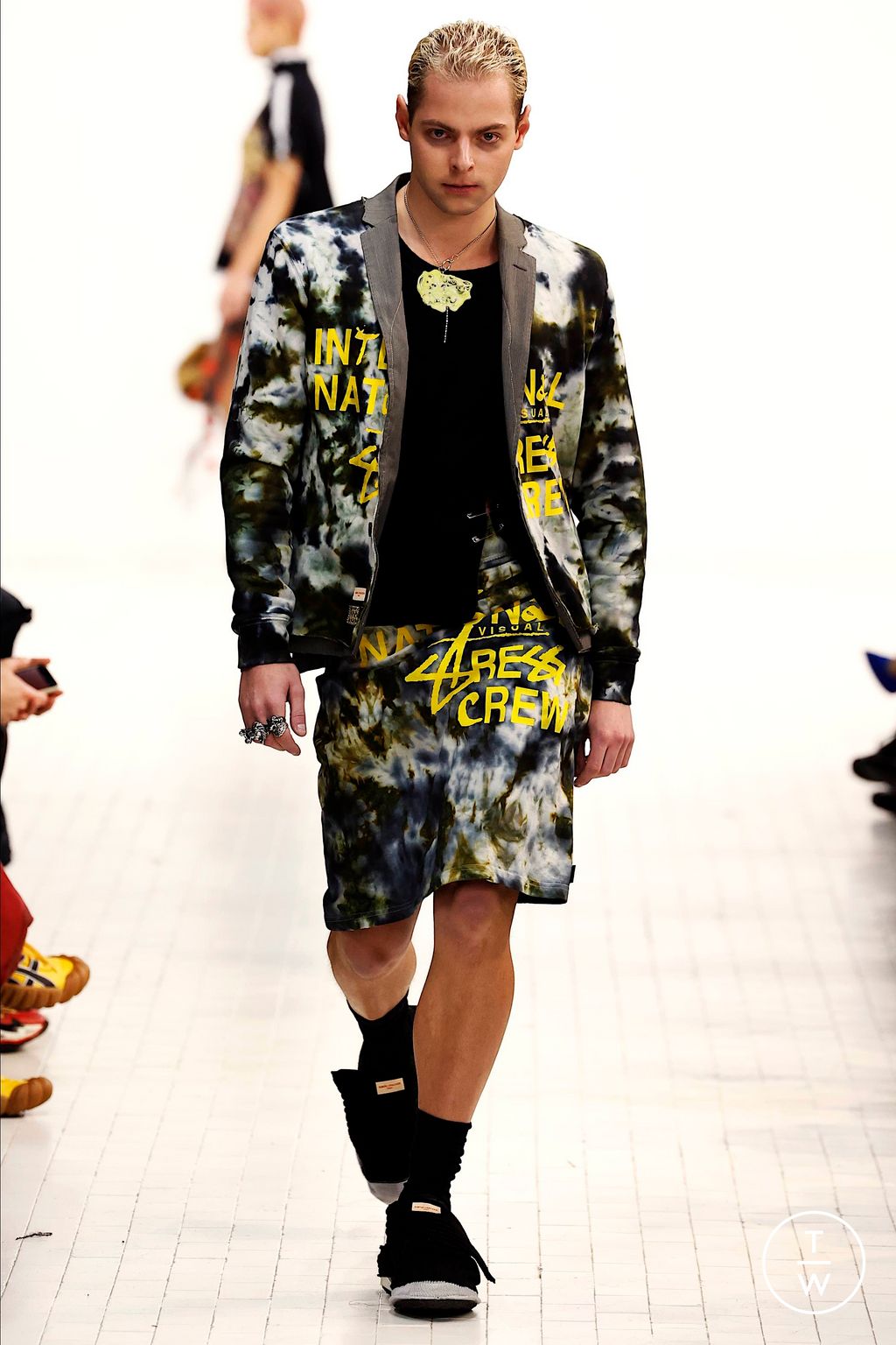 Fashion Week Milan Fall/Winter 2023 look 37 from the Simon Cracker collection 男装