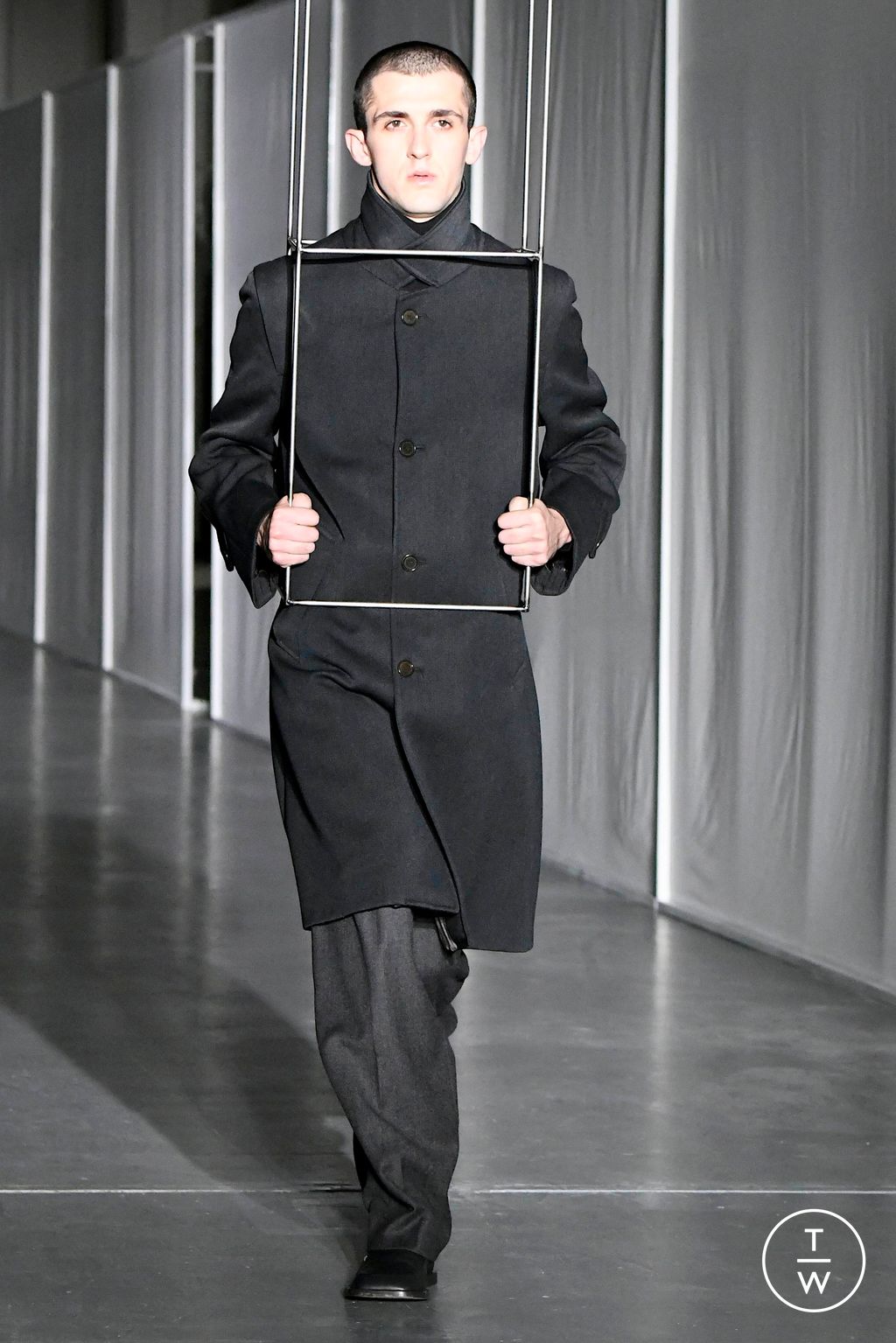 Fashion Week Milan Fall/Winter 2024 look 1 de la collection Federico Cina menswear