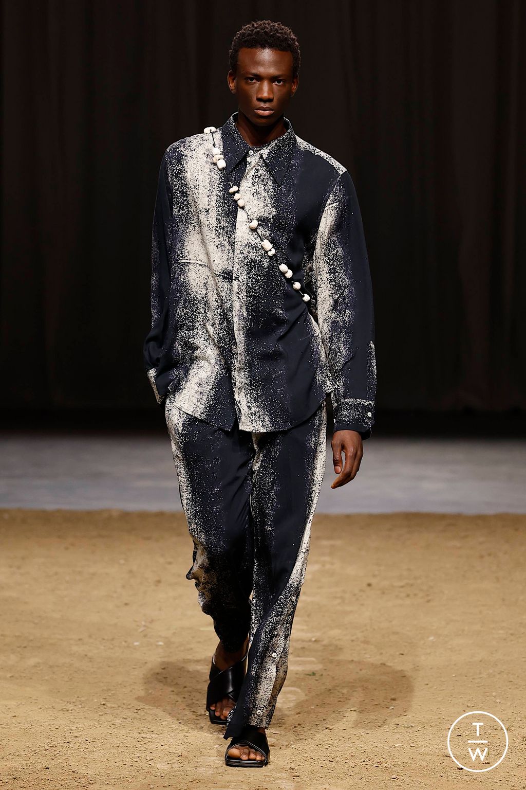 Fashion Week Milan Spring/Summer 2024 look 26 from the Federico Cina collection menswear