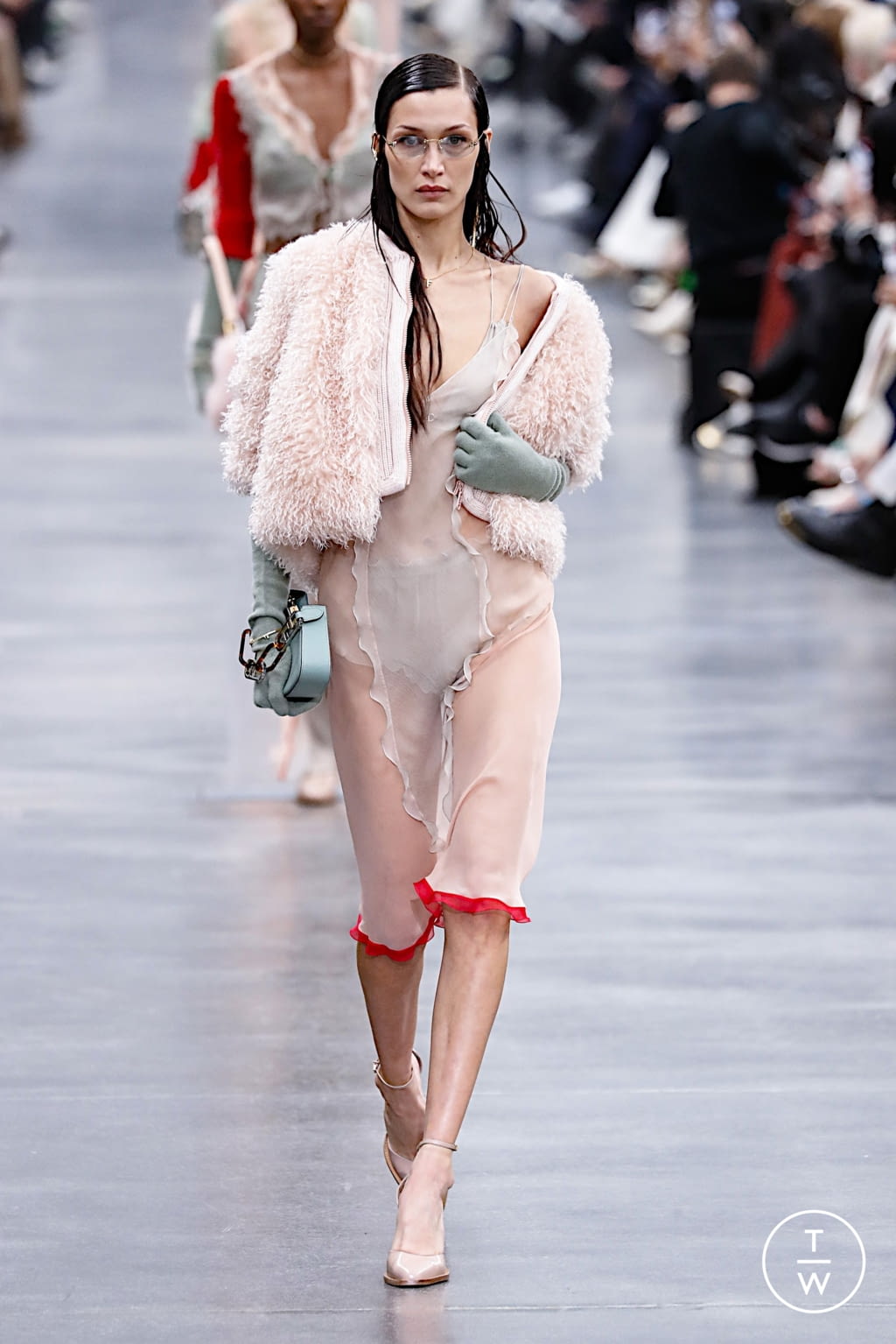 Fashion Week Milan Fall/Winter 2022 look 1 from the Fendi collection 女装