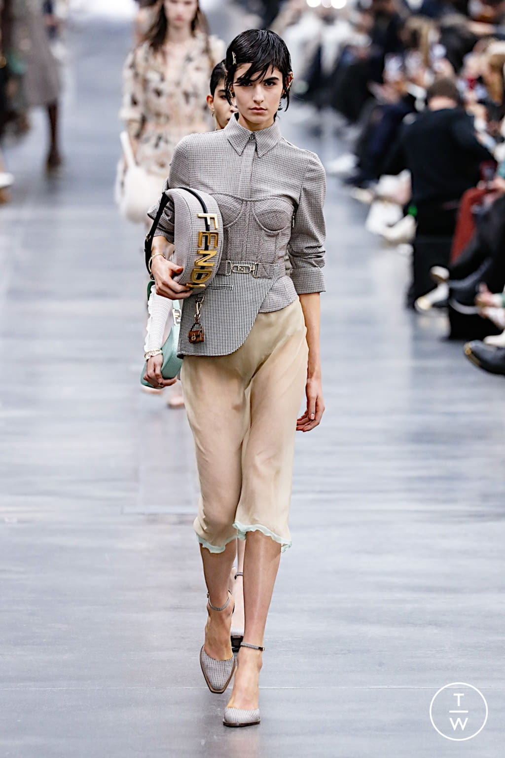 Fashion Week Milan Fall/Winter 2022 look 8 from the Fendi collection 女装