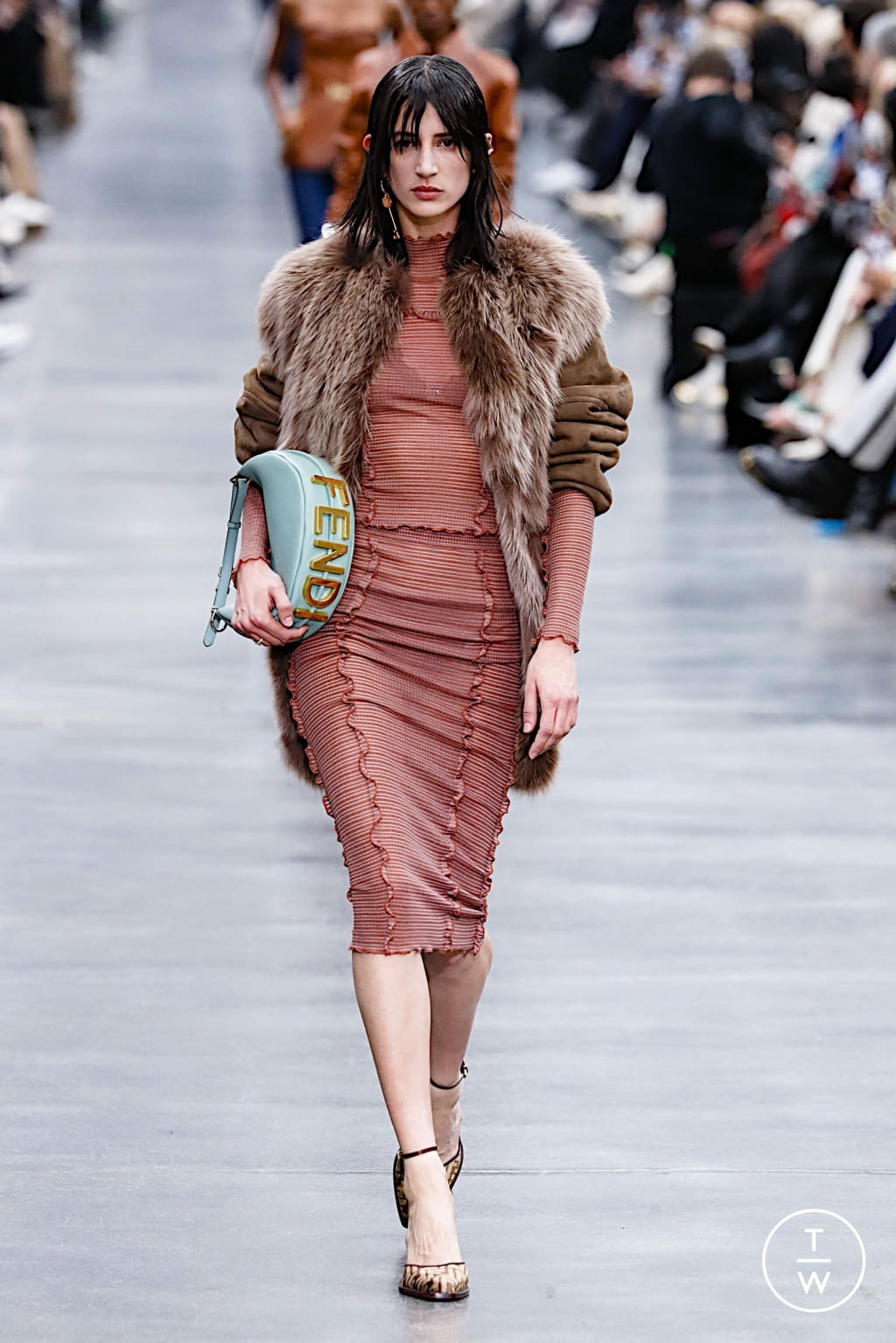 Fashion Week Milan Fall/Winter 2022 look 25 from the Fendi collection 女装