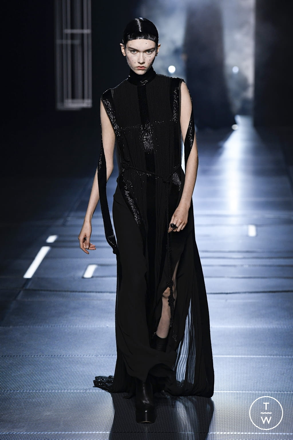 Fashion Week Paris Spring/Summer 2022 look 1 from the Fendi collection couture