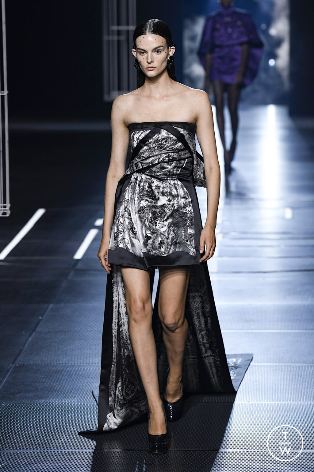 Fashion Week Paris Spring/Summer 2022 look 19 from the Fendi collection couture