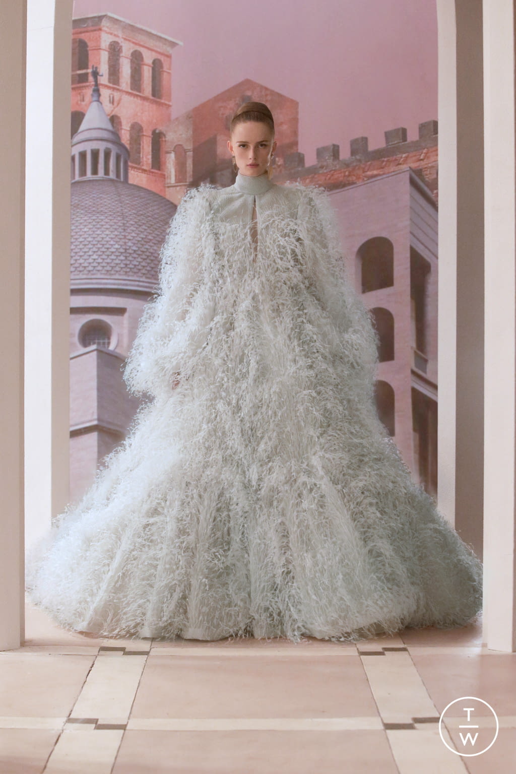 Fashion Week Paris Fall/Winter 2021 look 21 from the Fendi collection couture