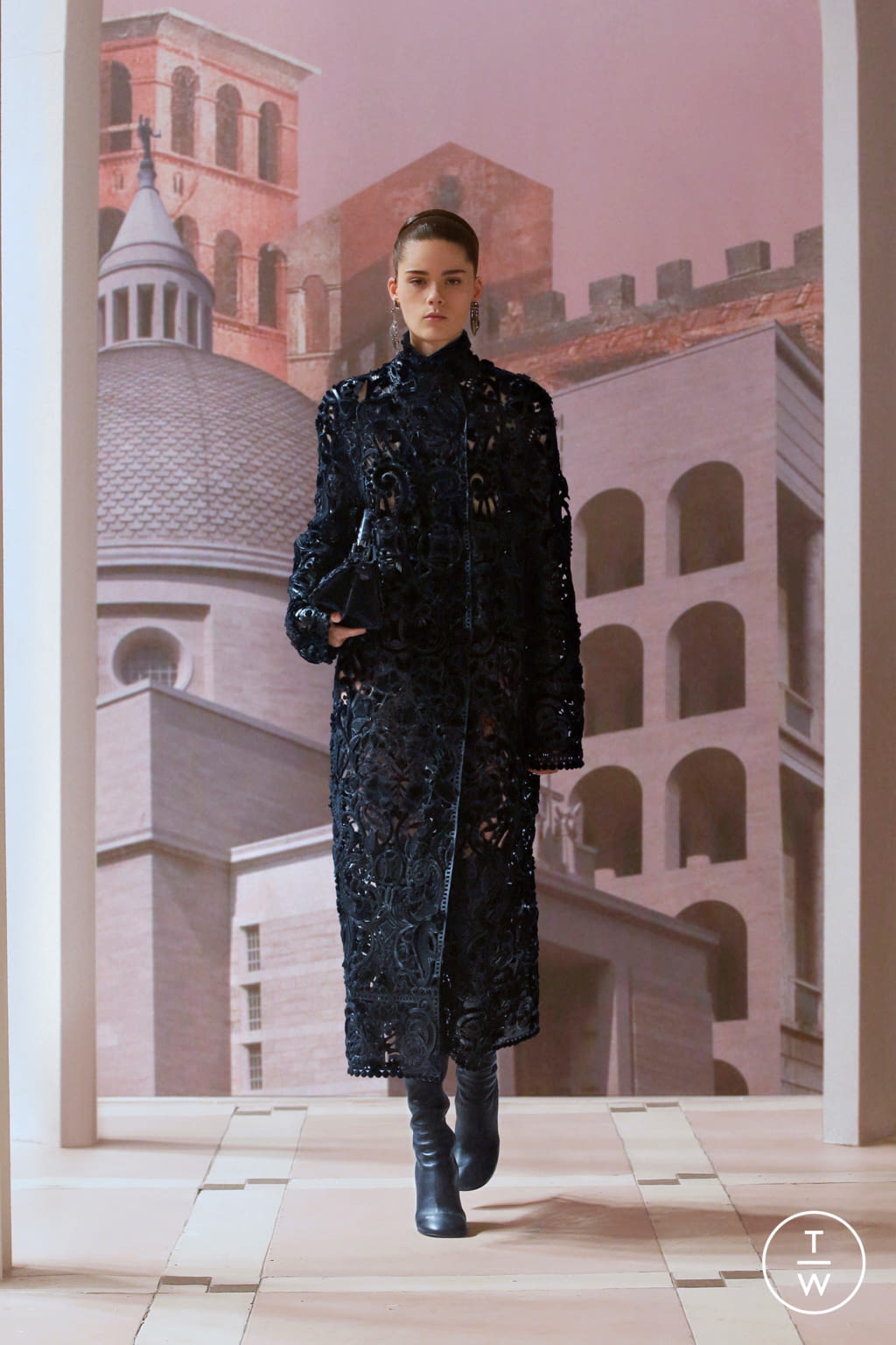 Fashion Week Paris Fall/Winter 2021 look 28 from the Fendi collection 高级定制