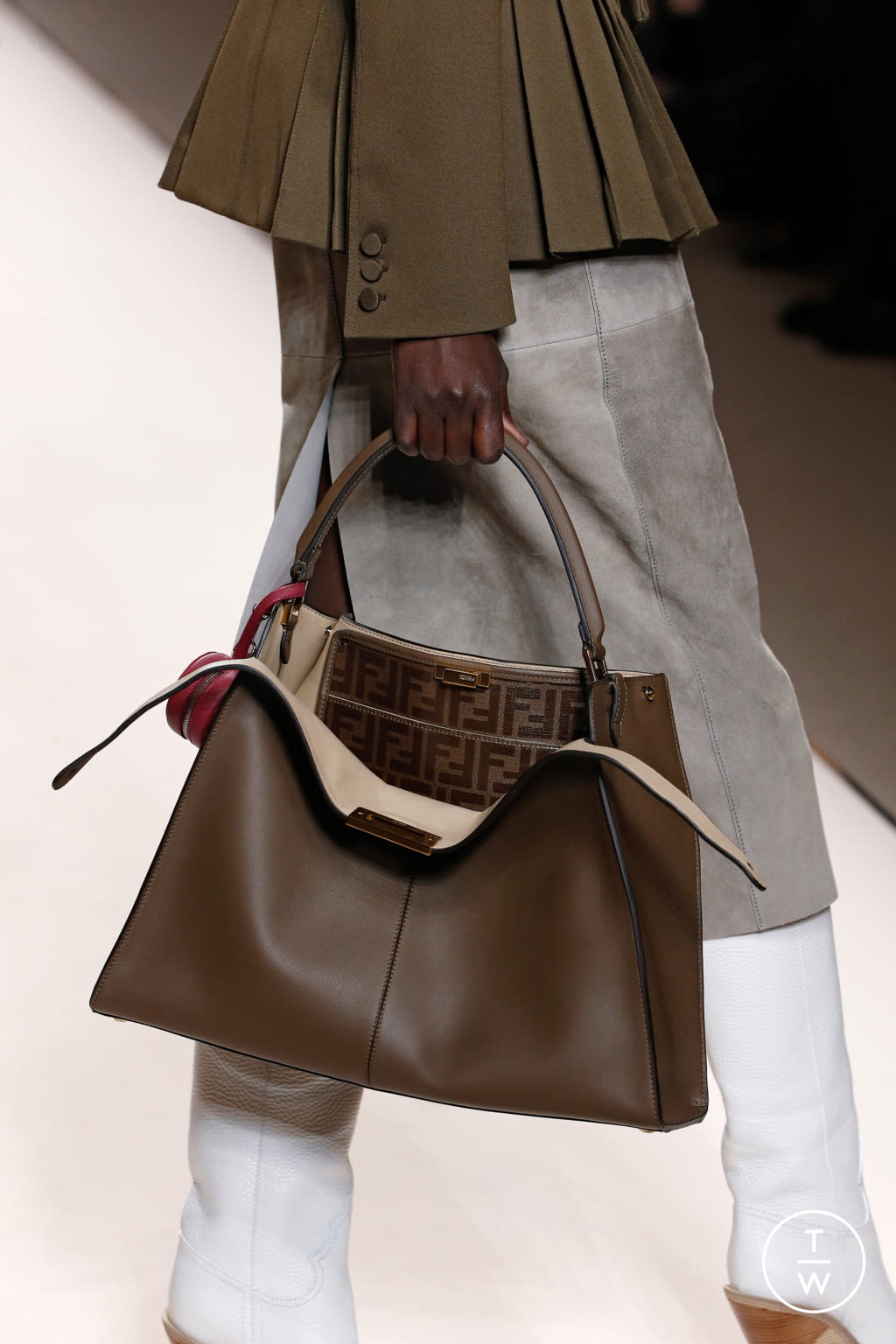 Fashion Week Milan Fall/Winter 2018 look 15 from the Fendi collection womenswear accessories