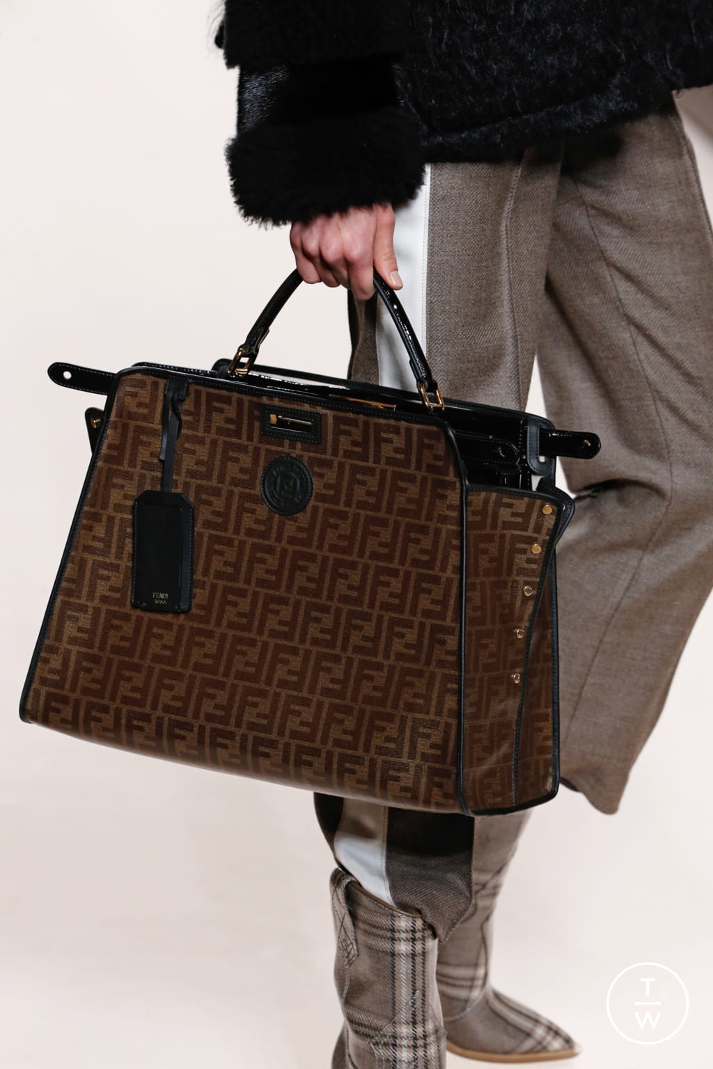 Fashion Week Milan Fall/Winter 2018 look 21 from the Fendi collection womenswear accessories