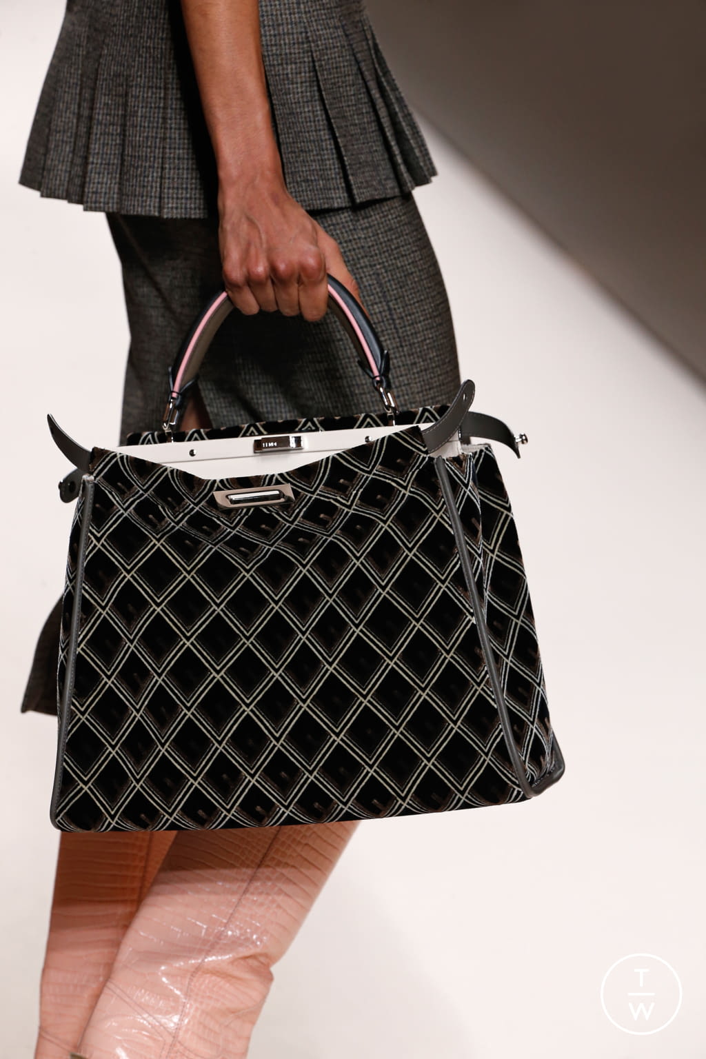 Fashion Week Milan Fall/Winter 2018 look 24 from the Fendi collection womenswear accessories