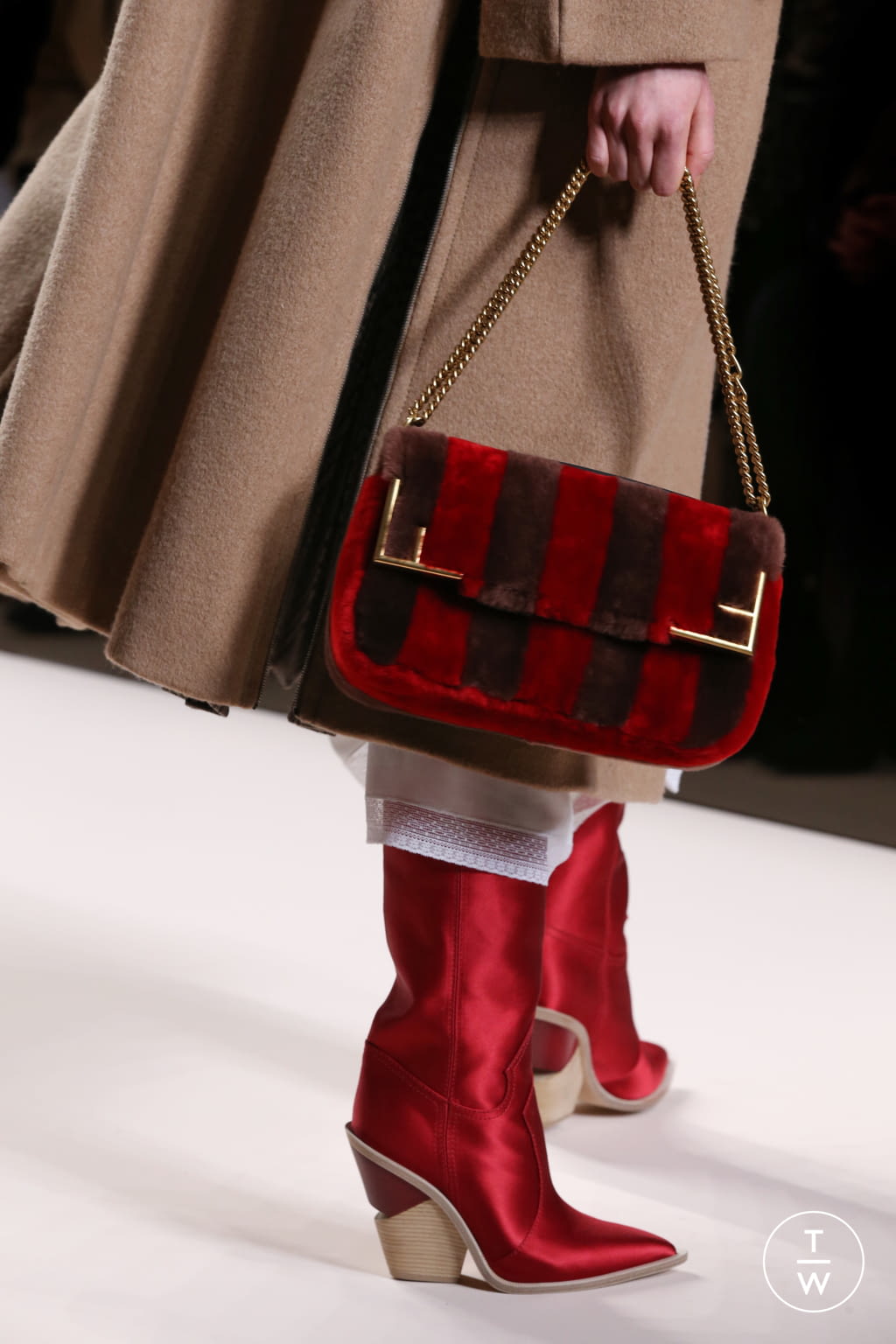 Fashion Week Milan Fall/Winter 2018 look 32 from the Fendi collection womenswear accessories