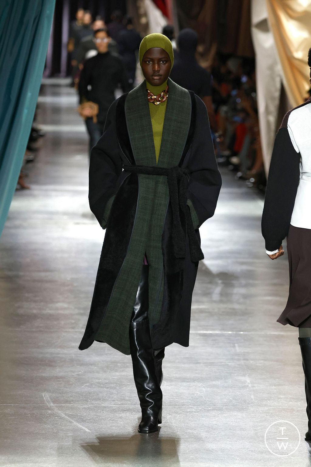 Fashion Week Milan Fall/Winter 2024 look 8 from the Fendi collection 女装